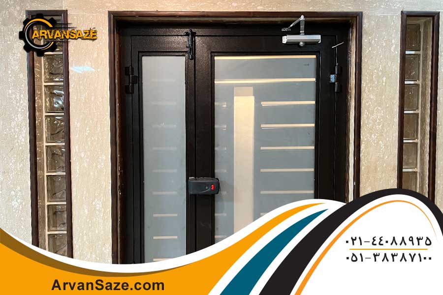 پشت درب حیاط فلزی شیشه خور که روی آن قفل برقی و آرام&zwnj;بند نصب شده است.